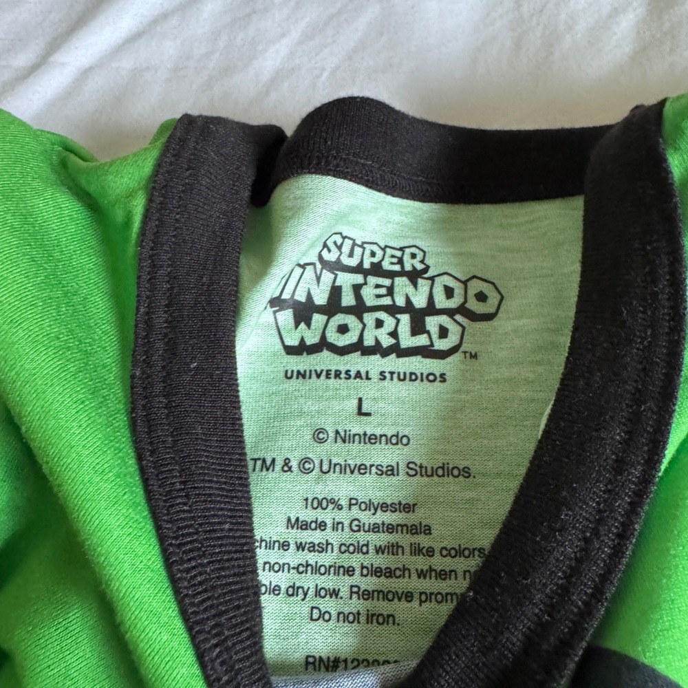 Super Nintendo World Luigi T-Shirt Men Large Graphic Bundle Bands Hat Yoshi - Picture 3 of 3
